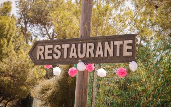 Zona de baño cerrada en un pantano tras un incendio forestal