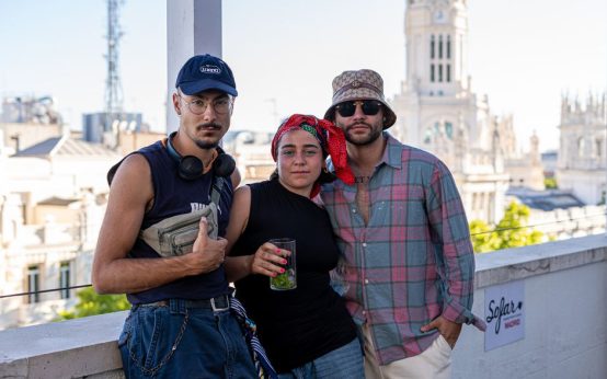 Termómetro bajo el sol en una jornada calurosa de verano en Madrid