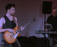 Concierto de jazz en directo sobre un escenario con iluminación cálida