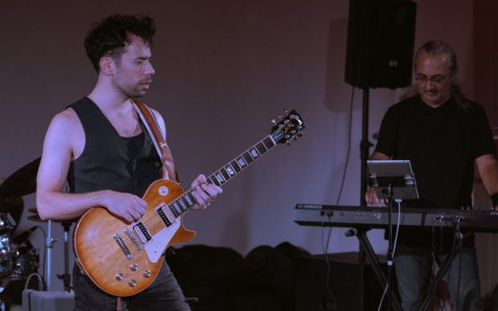 Concierto de jazz en directo sobre un escenario con iluminación cálida