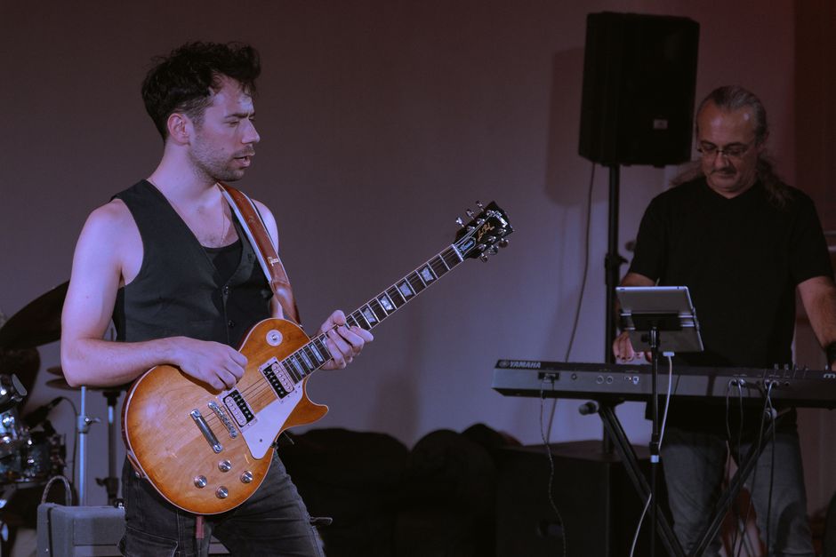 Concierto de jazz en directo sobre un escenario con iluminación cálida