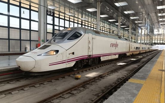Estación de tren histórica con andenes y vías