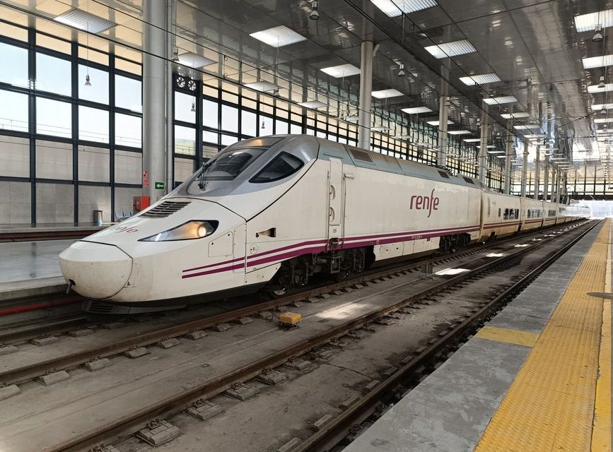 Estación de tren histórica con andenes y vías