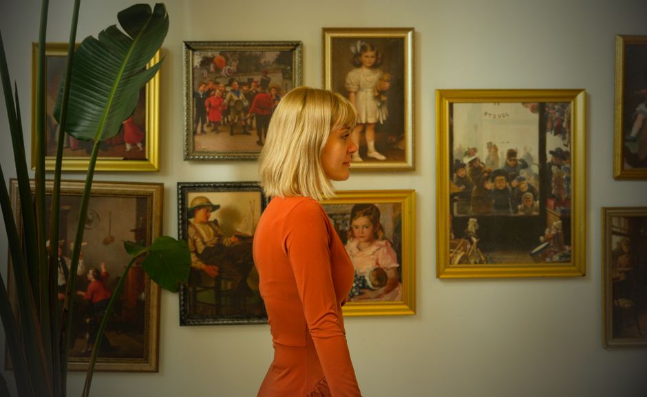 Sala de exposición de moda con vestidos y creaciones textiles en museo