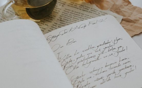 Libro de poesía con hojas de otoño representando un certamen literario