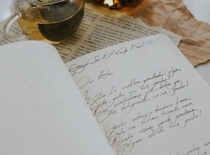 Libro de poesía con hojas de otoño representando un certamen literario