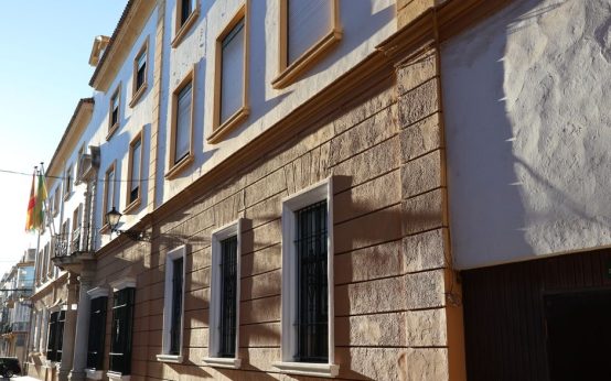 Fachada histórica de un edificio universitario en Madrid