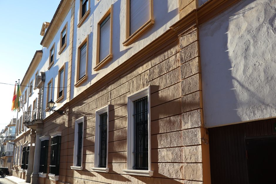 Fachada histórica de un edificio universitario en Madrid