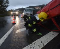 Accidente de camión en autopista con barrera de seguridad guardarraíl