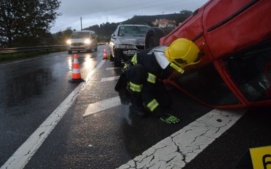 Accidente de camión en autopista con barrera de seguridad guardarraíl