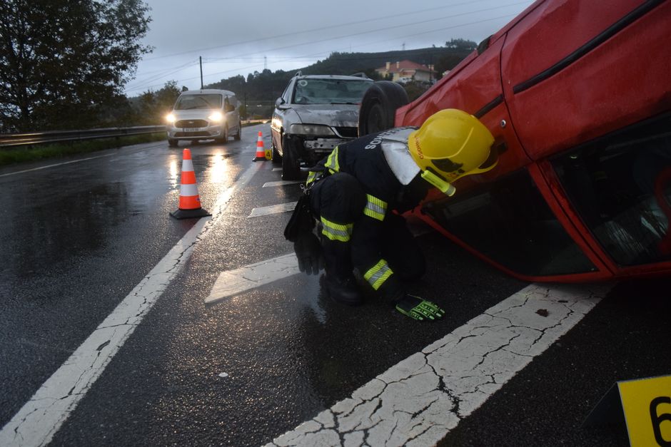 Accidente de camión en autopista con barrera de seguridad guardarraíl