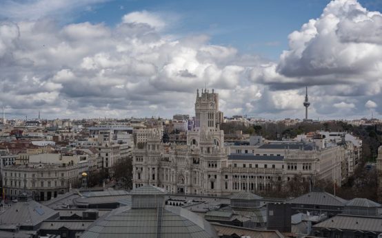 Terraza moderna con vistas panorámicas en Madrid