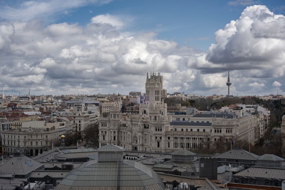 Terraza moderna con vistas panorámicas en Madrid