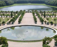 Pasarela de moda al aire libre en jardines con arquitectura histórica