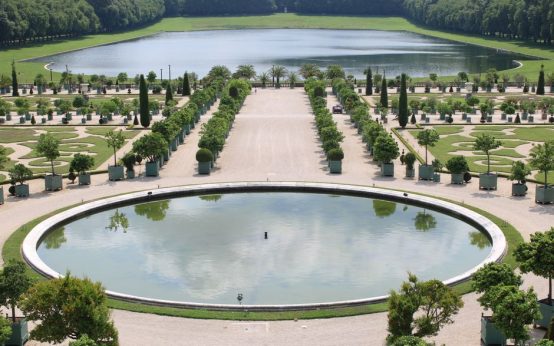 Pasarela de moda al aire libre en jardines con arquitectura histórica