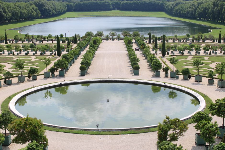 Pasarela de moda al aire libre en jardines con arquitectura histórica