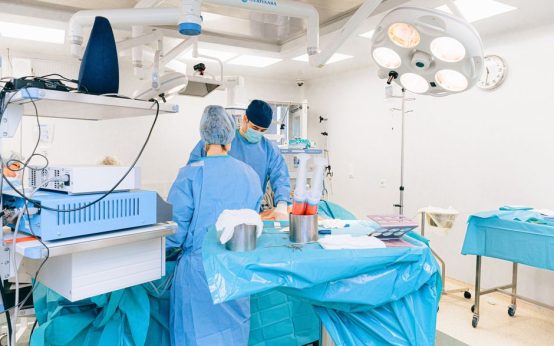 Quirófano de oftalmología con tecnología avanzada en un hospital