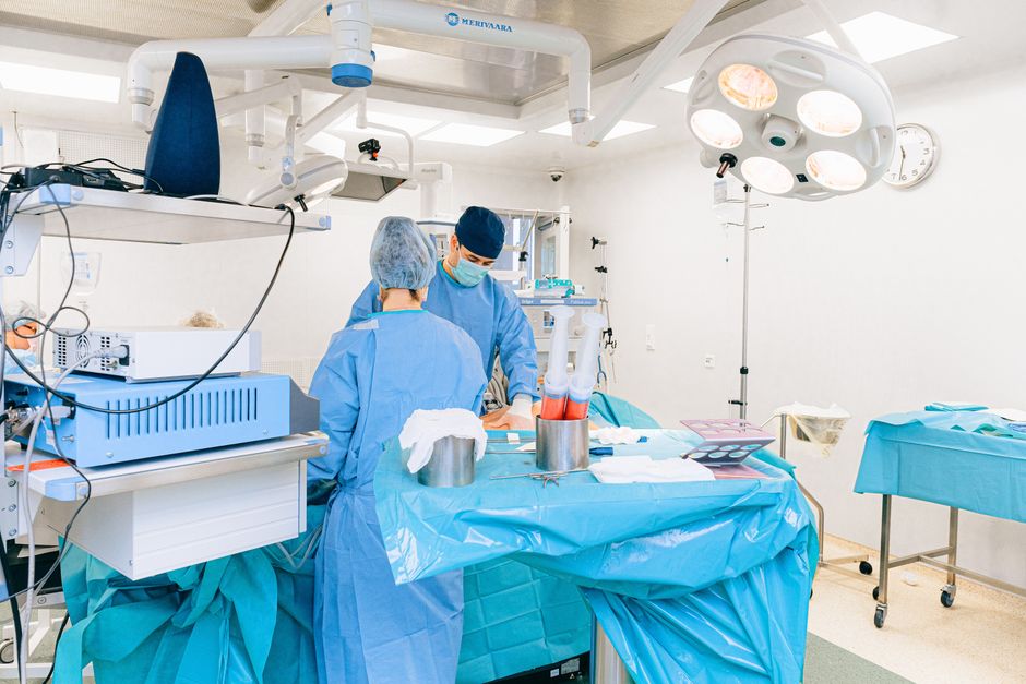 Quirófano de oftalmología con tecnología avanzada en un hospital