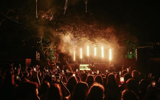 Escenario de concierto durante unas fiestas populares nocturnas