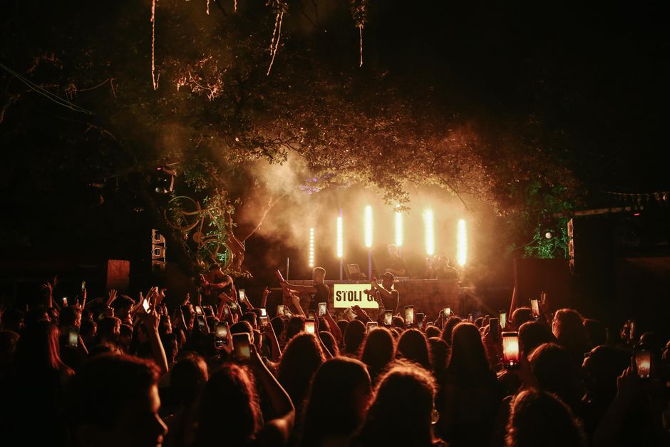 Escenario de concierto durante unas fiestas populares nocturnas