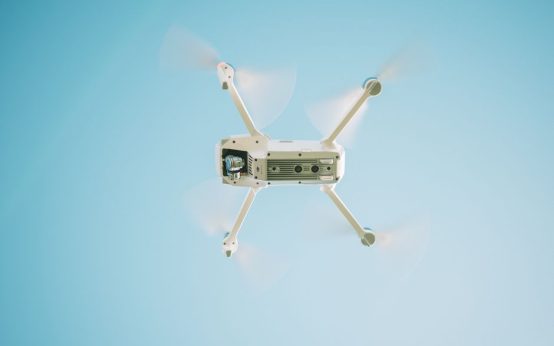 Dron volando en un espacio abierto durante un curso de formación