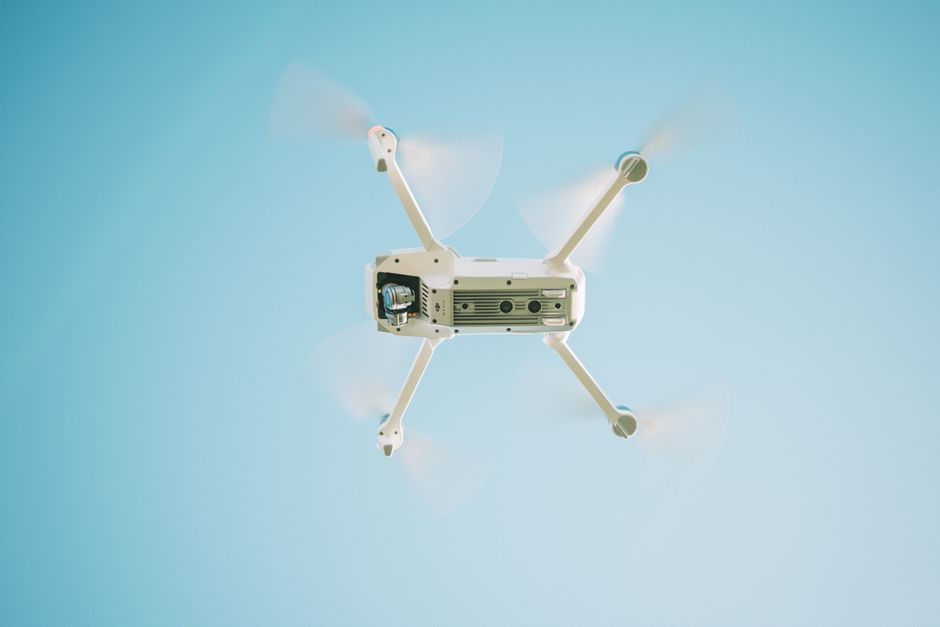 Dron volando en un espacio abierto durante un curso de formación
