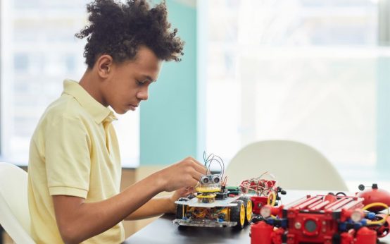 Aula educativa con tecnología robótica moderna en un centro escolar