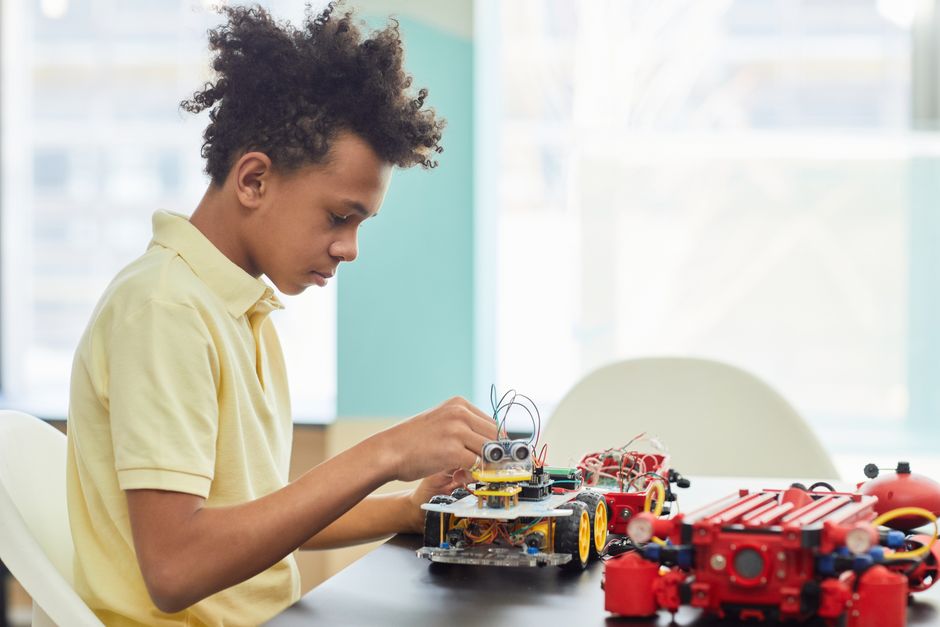 Aula educativa con tecnología robótica moderna en un centro escolar