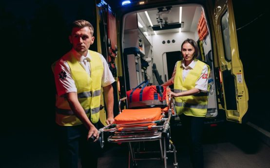 Ambulancia de emergencias del 112 de Madrid atendiendo un accidente de tráfico