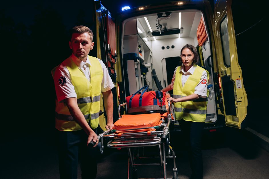 Ambulancia de emergencias del 112 de Madrid atendiendo un accidente de tráfico