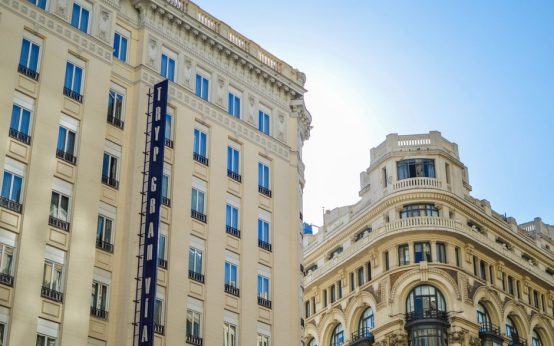 Vista de edificios históricos en el centro de Madrid