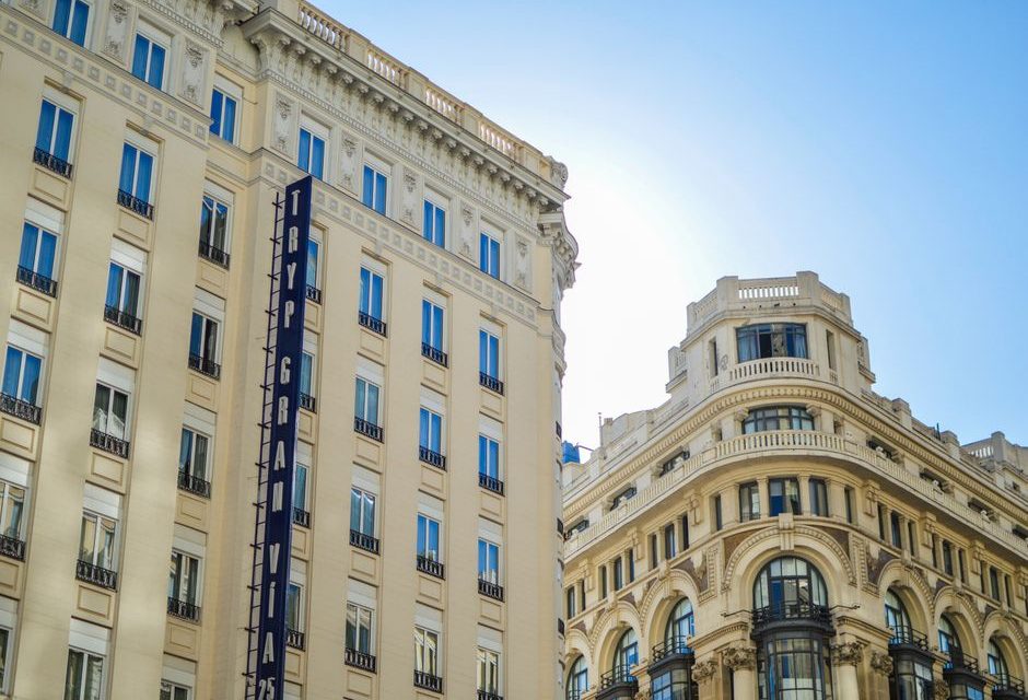 Vista de edificios históricos en el centro de Madrid