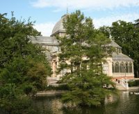 Parque urbano con vegetación y sendero, naturaleza en la ciudad de Madrid