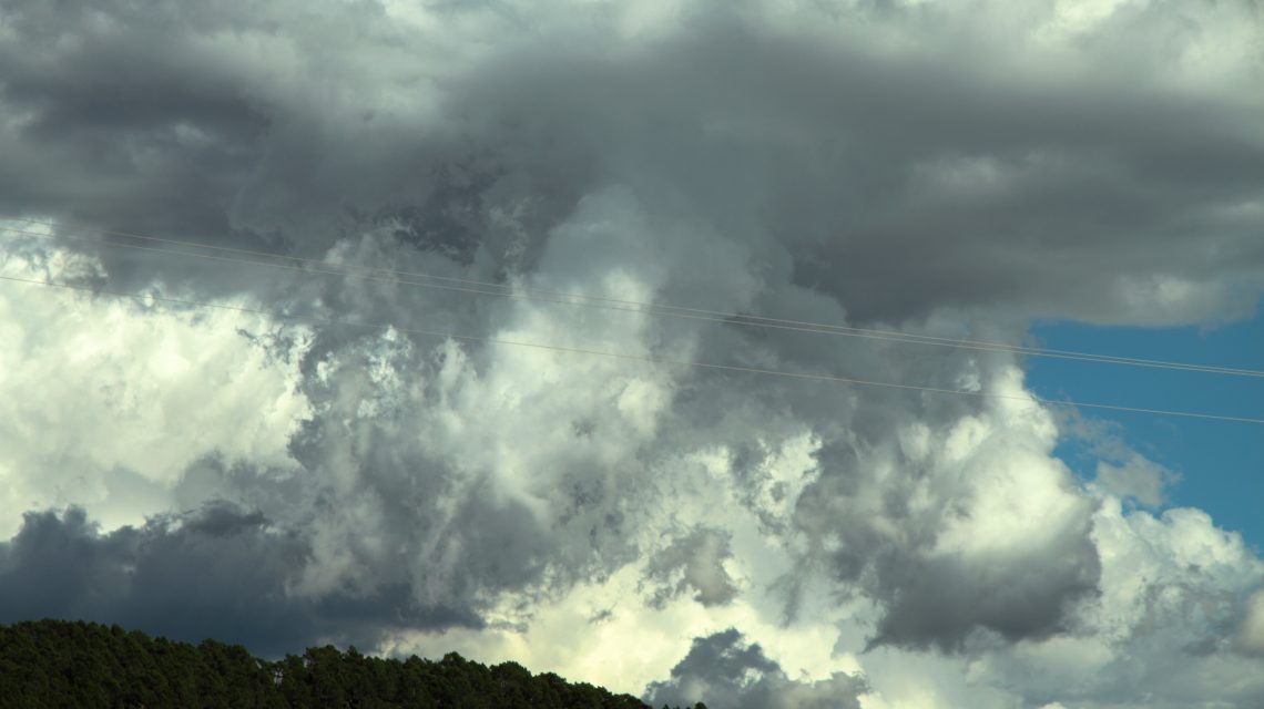 Nubes de tormenta sobre cielo urbano en un día de cambio meteorológico