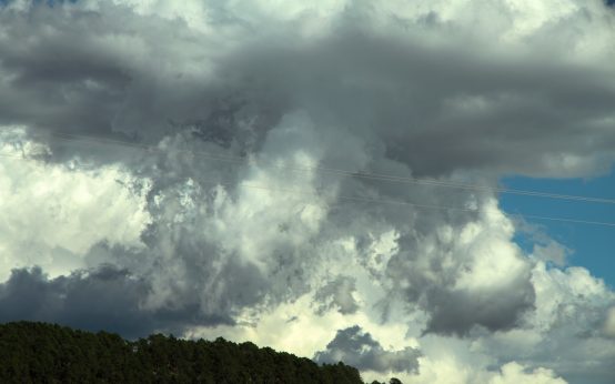 Nubes de tormenta sobre cielo urbano en un día de cambio meteorológico